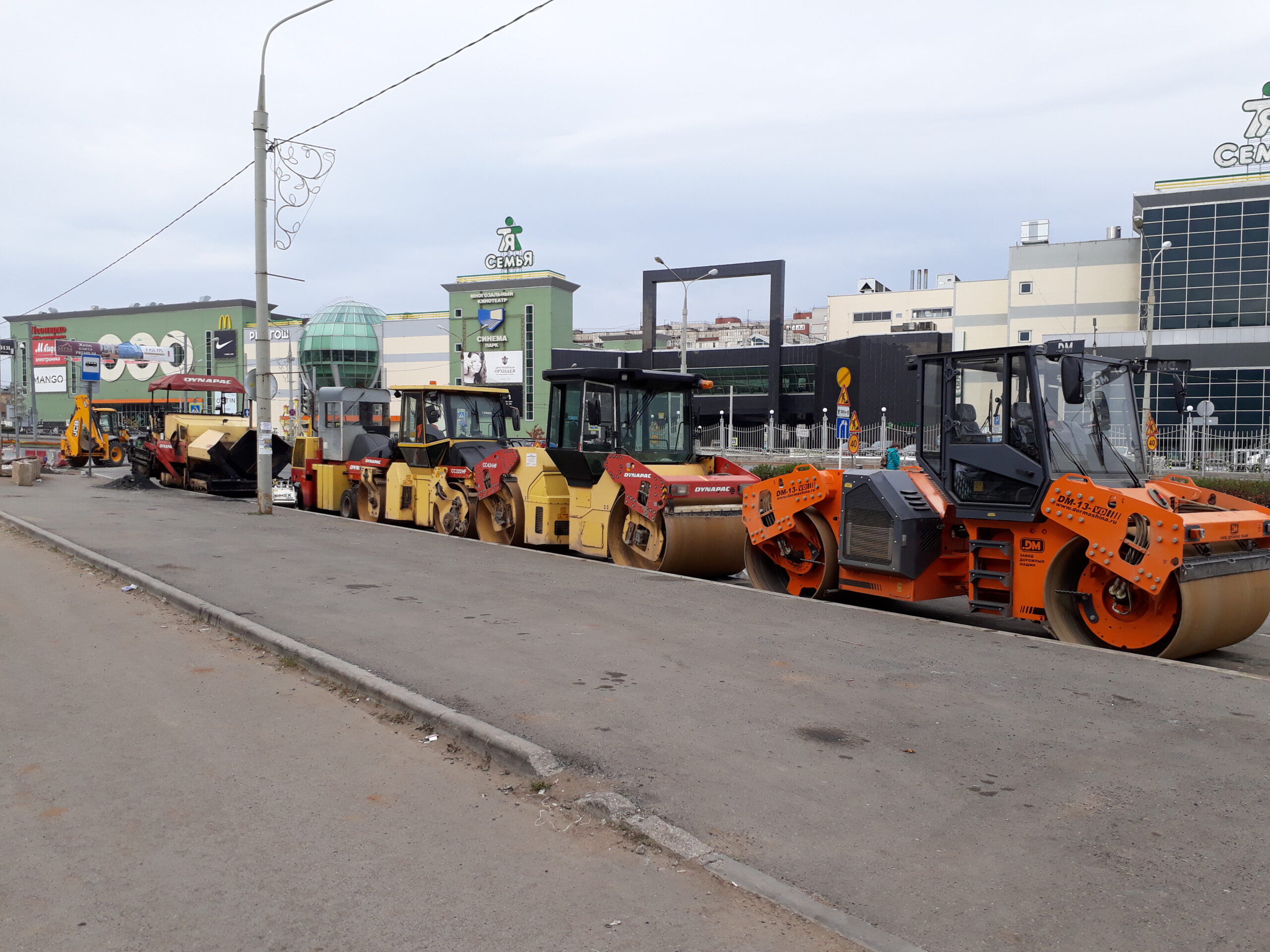 "На боевом посту!" Каток DM-13-VD производит укладку асфальта в г. Пермь